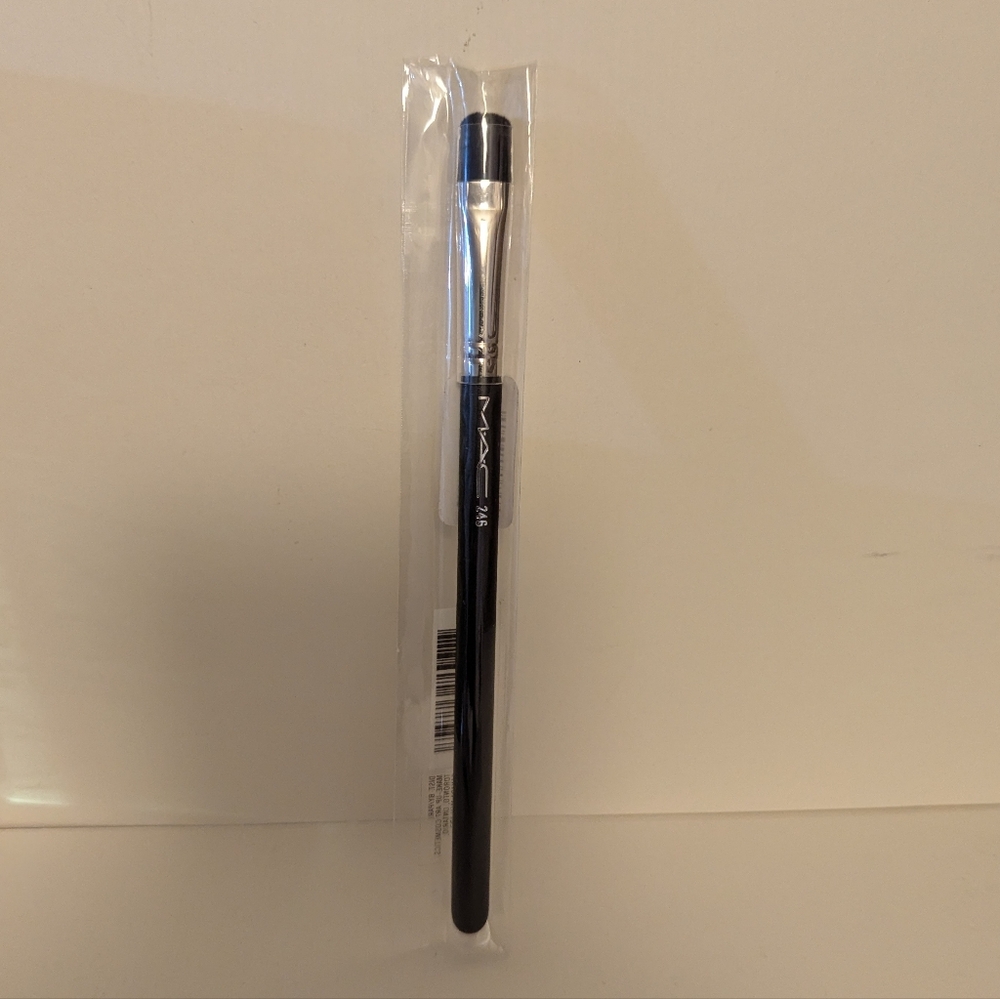 MAC 246 Synthetic Fluffy Eye Brush